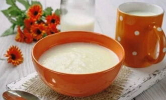 Magdagdag ng langis sa natapos na semolina at mabilis na talunin ang sinigang upang makakuha ito ng mahangin na pagkakapare-pareho. Ihain ang sinigang, pinalamutian ng mga berry. 