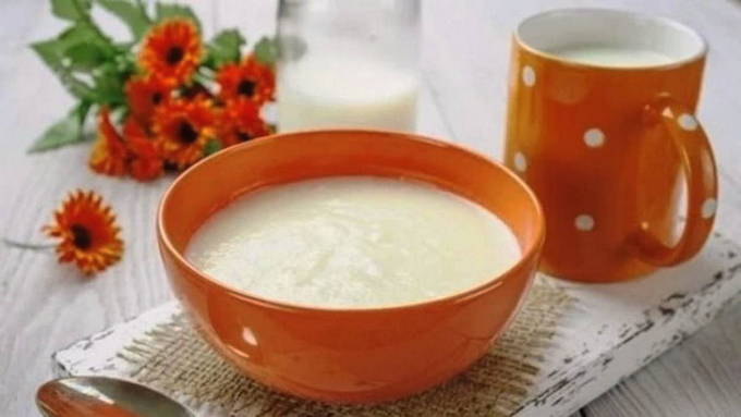 Sinigang na semolina na walang bukol sa gatas