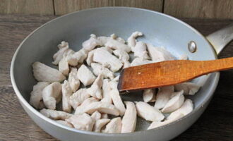 La fricassea clàssica de pollastre és molt fàcil de preparar. Rentar bé el filet de pollastre sota aigua corrent, després assecar-lo amb una tovallola de paper i tallar-lo a trossos de mida mitjana. Escalfeu la mantega en una paella i hi fregiu-hi el filet durant 2-3 minuts a foc fort fins que el pollastre quedi blanc per tots els costats.