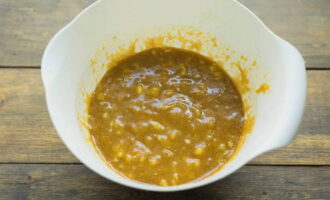 Pelem els plàtans, els tallem a trossos i els col·loquem en un recipient en el qual amassem la massa. Ompliu-los amb sucre de canya (podeu utilitzar sucre normal) i tritureu-los amb un puré o una forquilla.No ha de resultar massa homogeni, sinó amb petits trossos de plàtan.