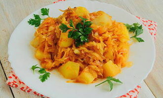 Ang makatas na nilagang repolyo na may patatas ay handa na. Hatiin sa mga bahagi at magsaya!