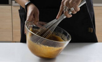 Afegiu els dos tipus de sucre, mitja culleradeta de sal i espècies als ous. Barrejar els ingredients. 