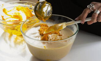 Mesura 4 tasses de barreja de carbassa (congela si en queda). Repartiu el puré a la barreja de nata. Barrejar els ingredients fins que quedi suau.