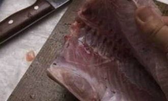 Ang paggawa ng balyk sa bahay ay napaka-simple. Hugasan ng mabuti ang bangkay ng hito at gupitin ito. Pagkatapos ay gumawa ng isang hiwa sa kahabaan ng tagaytay at alisin ito. Alisin din ang malalaking buto sa fillet.