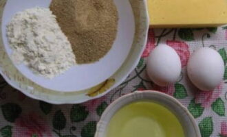 Hur gör man ostpinnar hemma? Förbered alla nödvändiga ingredienser enligt listan.