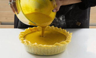 Aboqueu el farcit a la massa fins a dalt. Quan estigui al forn, pujarà i es convertirà en un bonic tap.