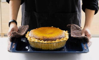Preescalfeu el forn a una temperatura de 215-220 graus, i després poseu el pastís dins del forn. Ho enfornem durant 15 minuts. Després canviem la temperatura a 180 graus i deixem coure el pastís durant 45 minuts. Traieu el plat acabat del forn. Deixeu-ho refredar directament a la safata del forn.