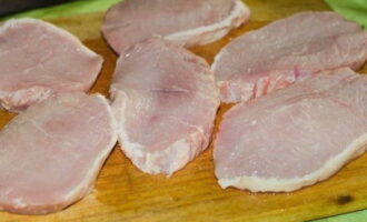 Com cuinar un filet de porc sucós en una paella? Talleu el filet a trossos d'1,5 centímetres de gruix.