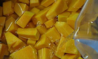 Trộn một lít rưỡi nước với soda rồi đổ lên quả bí ngô trong chảo. Hãy để nó ngồi ở nhiệt độ phòng qua đêm.