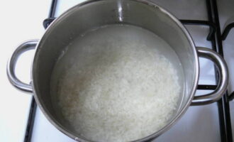 A continuació, ompliu l'arròs amb aigua abundant, afegiu-hi una mica de sal i poseu-lo al foc. Porteu-ho tot a ebullició i deixeu-ho coure a foc lent durant 10 minuts fins que estigui mig cuit. A continuació, escorreu l'arròs a través d'un colador i deixeu-ho fins que s'hagi escorregut tot l'excés de líquid.