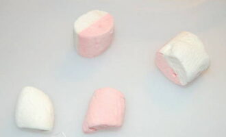 Gupitin ang pink at puting soufflé sa kalahati. Ilagay ang mga puting bahagi sa isang plato at ang mga kulay rosas na bahagi sa isa pa.