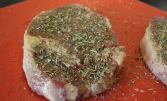 Gnid sedan försiktigt in köttet med salt och kryddor på båda sidor. Vi väljer kryddor efter eget gottfinnande.