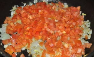 Bak de gesnipperde ui apart met tomaten en knoflook.