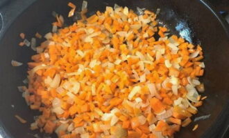 Hur lagar man läckert bovete med svamp? Låt oss förbereda stekningen. Skala löken och morötterna, skär dem i små kuber och fräs i vegetabilisk olja i cirka 2-4 minuter tills de är mjuka.
