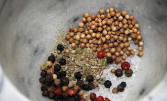 Ta den nödvändiga mängden salt, örter, koriander och peppar. Mal alla ingredienser till ett pulver. 