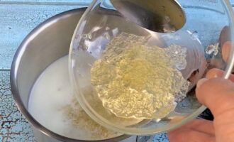 Sau vài phút, khi hỗn hợp nguội, chúng ta bắt đầu đổ dần gelatin vào.Đồng thời, liên tục khuấy khối lượng. Gelatin sẽ hòa tan hoàn toàn. 