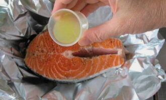 Lägg biffarna på folie och ringla över citronsaft om så önskas. För att göra detta måste du tvätta citronen, skära en skiva från den och pressa ut saften.