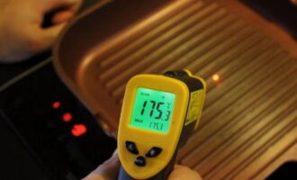 Värm stekpannan till en temperatur på 180 grader.