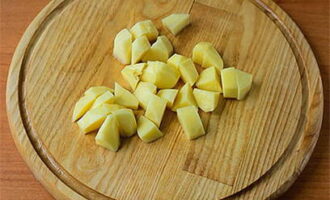 Gupitin ang peeled at hugasan na patatas sa maliliit na cubes.