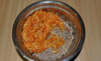 Combineer groenten met gehakt. Zout, peper en meng.