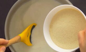 Bánh pudding sữa đông rất dễ chế biến. Đổ sữa vào nồi, đặt trên lửa nhỏ và đun nóng. Sau đó thêm muối và bột báng.