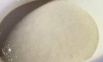 Les creps exuberants fetes amb llevat són molt fàcils de preparar. Per preparar la massa, aboqueu llet tèbia en un recipient profund i diluïu-hi dues culleradetes de llevat. A continuació, afegiu-hi un got de farina, sucre granulat i deixeu-ho reposar uns 30 minuts per activar el llevat.