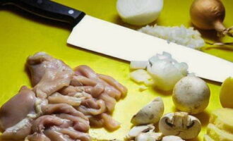 Om fricassee te bereiden, bereiden we alle benodigde producten voor.