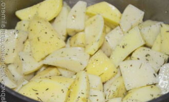Det är väldigt enkelt att tillaga entrecote hemma. Låt oss förbereda potatisen. Vi skalar knölarna och skär dem i medelstora tärningar, smaksätt med olivolja, strö över örter, salt och peppar - blanda väl, lägg på en plåt och sätt in i ugnen på 200 grader.