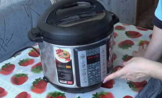 ตอนนี้ปิดฝาของ multicooker แล้วตั้งค่าโปรแกรม Milk porridge กดเริ่มต้นและปล่อยให้โจ๊กปรุงเป็นเวลา 35 นาที คุณควรตรวจสอบความพร้อมของอาหารด้วยตัวเอง เนื่องจากข้าวบางประเภทอาจสุกช้ากว่า