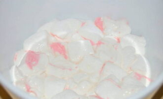 Ilagay ang marshmallow candies na may lemon juice sa microwave at painitin nang humigit-kumulang 20 segundo. Kung wala kang microwave, painitin ang soufflé sa isang paliguan ng tubig. Ang masa ay dapat tumaas sa dami. Pagkatapos ng pagpainit, maaari kang magdagdag ng pangulay sa masa at ihalo.