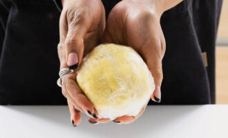 Feu una bola amb la massa, vigilant de no escalfar-la amb les mans. Embolicar-ho amb paper film i posar-ho a la nevera durant 4 hores (és el mínim, és millor treure la massa durant la nit). 