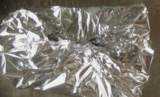 Marinera fisken i 10-20 minuter. Värm ugnen till en temperatur på 170-180 grader. Vi packar öringen i folie och lägger den på en bakplåt. Sätt in fisken i ugnen i 15 minuter.