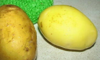 Paano gumawa ng potato chips sa bahay? Balatan ang mga patatas at hugasan ng mabuti.