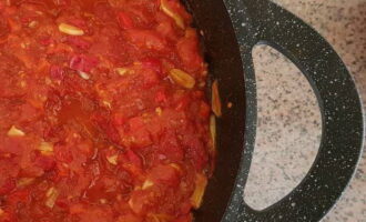 Adăugați roșiile la restul ingredientelor și fierbeți timp de 10 minute. Sărați vasul. Dacă are gust acru, puteți adăuga puțin zahăr.