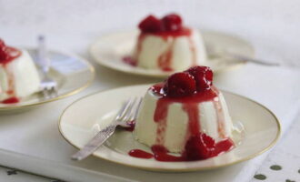 Sau vài giờ, lấy panna cotta ra khỏi tủ lạnh. Món tráng miệng theo đúng nghĩa đen sẽ trở nên giống như thạch. Đổ nước nóng vào một cái bát sâu lòng rồi đặt khuôn panna cotta vào đó trong vài giây (nước nóng không được tràn ra ngoài mép khuôn, nếu không món tráng miệng sẽ bị chìm trong đó). Lật từng khuôn lên một đĩa lớn và lấy chúng ra. Trang trí món tráng miệng với quả mọng và thưởng thức.