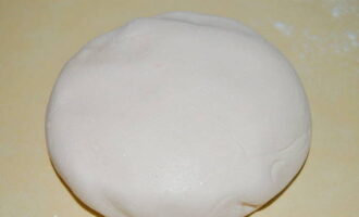 Salain ang pulbos na asukal sa pamamagitan ng isang pinong salaan (higit sa isang beses). Idagdag ito sa mga matamis sa maliliit na bahagi at unti-unting ihalo sa isang kahoy na kutsara. Kapag ang masa ay naging sapat na makapal, iwisik ang ibabaw ng nagtatrabaho na lugar ng mesa na may pulbos na asukal at masahin ang mastic gamit ang iyong mga kamay (dapat itong madaling matanggal sa iyong mga kamay).
