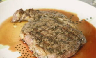 Saftigt och mjukt marmorerat kött är klart. Servera den till grönsaker eller andra tillbehör.