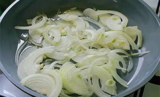 Iprito muna ang sibuyas sa isang kawali na may mantika.