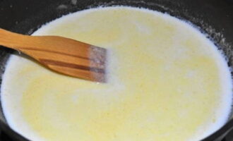 Giet de melk in een dunne stroom en roer het mengsel voortdurend. Zout en peper de saus. Kook tot het ingedikt is.