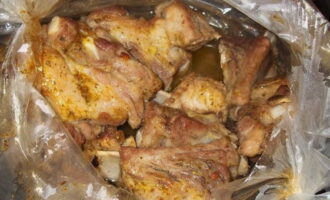 Wikkel het gemarineerde vlees in een bakhoes. Kook het gerecht gedurende 40 minuten in een voorverwarmde oven op 200 graden.