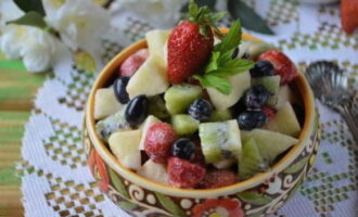 L'amanida de fruita sucosa i lleugera amb iogurt està a punt. Intenta-ho!