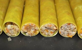 We vullen de cannelloni met gehakt en groenten.