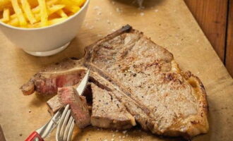 De sappige entrecote is klaar. Serveer het met je favoriete bijgerechten!