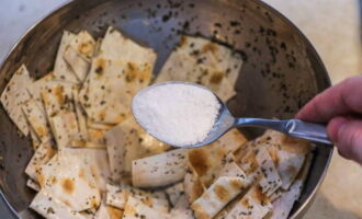 Strö sedan godbiten med salt. Rör om tills pitabrödet är mättat med alla kryddor.