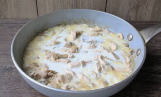 Aboqueu la mescla resultant a la fricassea, remeneu i porteu la salsa a ebullició. Coure el plat a foc lent durant 3-5 minuts més, després traieu la tapa, tasteu i afegiu-hi sal i pebre negre si cal.