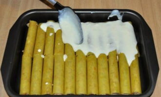 Breng ze over naar een ovenschaal. Giet de bereide saus erbij.