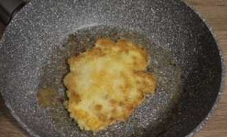 Stek godbiten i vegetabilisk olja tills den är gyllenbrun på båda sidor.