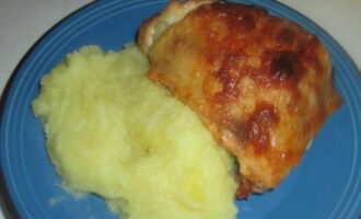 Saftig kyckling med krispig skorpa är klar. Servera som en familjemåltid med potatismos eller andra tillägg!