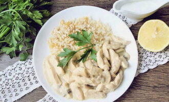 Col·loqueu la fricassea de pollastre als plats juntament amb el vostre plat preferit i serviu-ho amb verdures fresques. Bona gana!