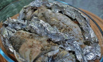 Värm ugnen på 220 grader och ställ formen med fisken inuti. Grädda dorado i denna form i ca 40 minuter. Öppna folien och häll försiktigt av saften. Grädda fisken oinpackad i ytterligare 10 minuter.